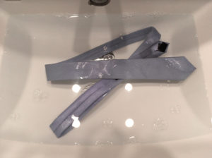 ネクタイをおしゃれ着用洗剤（エマール）で手洗いする方法