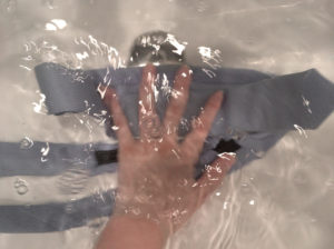 ネクタイをおしゃれ着用洗剤（エマール）で手洗いする方法