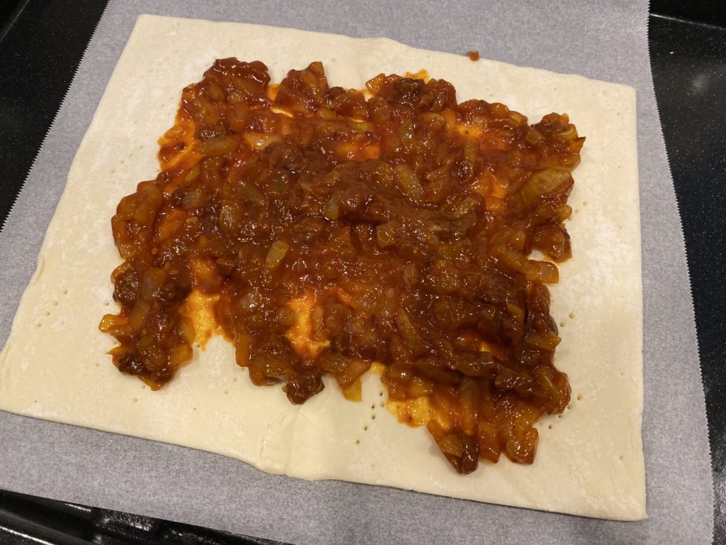 パイシートとパスタソースで作る簡単「ミートパンプキンパイ」