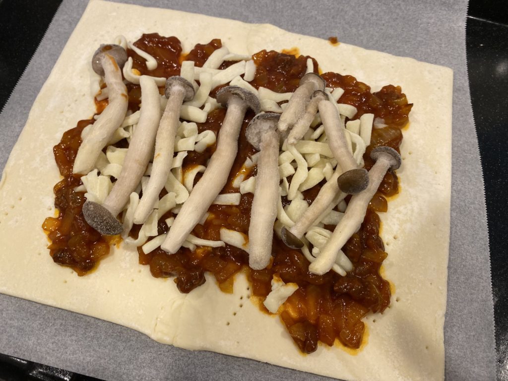 パイシートとパスタソースで作る簡単「ミートパンプキンパイ」