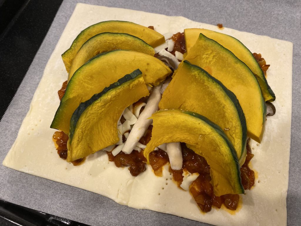 パイシートとパスタソースで作る簡単「ミートパンプキンパイ」