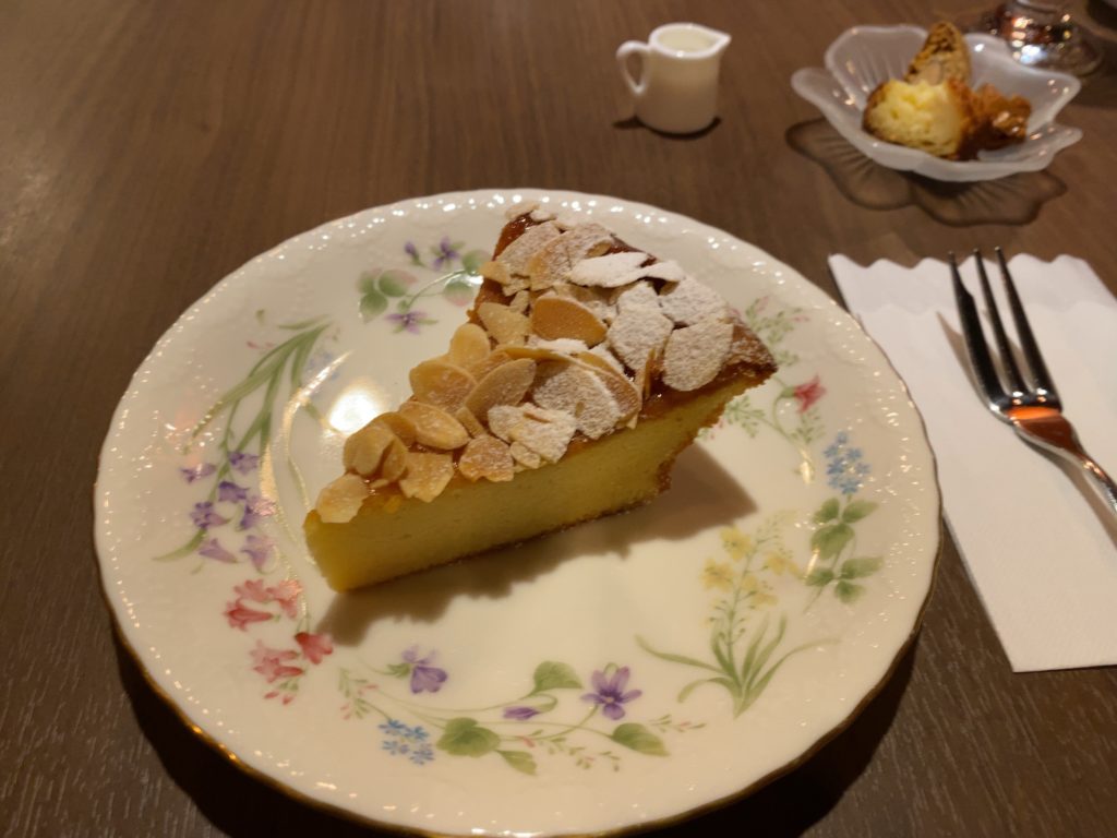 【善光寺周辺】高級クラブをリノベした喫茶店「ラランスルール」で読書しながらお茶とケーキを楽しみました。