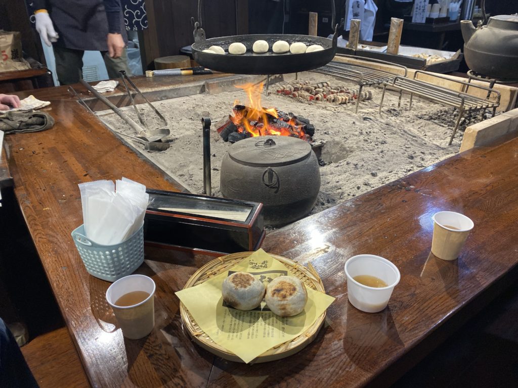 【善光寺周辺】「小川の庄」で目の前の囲炉裏で焼く熱々な「おやき」を頂きました！