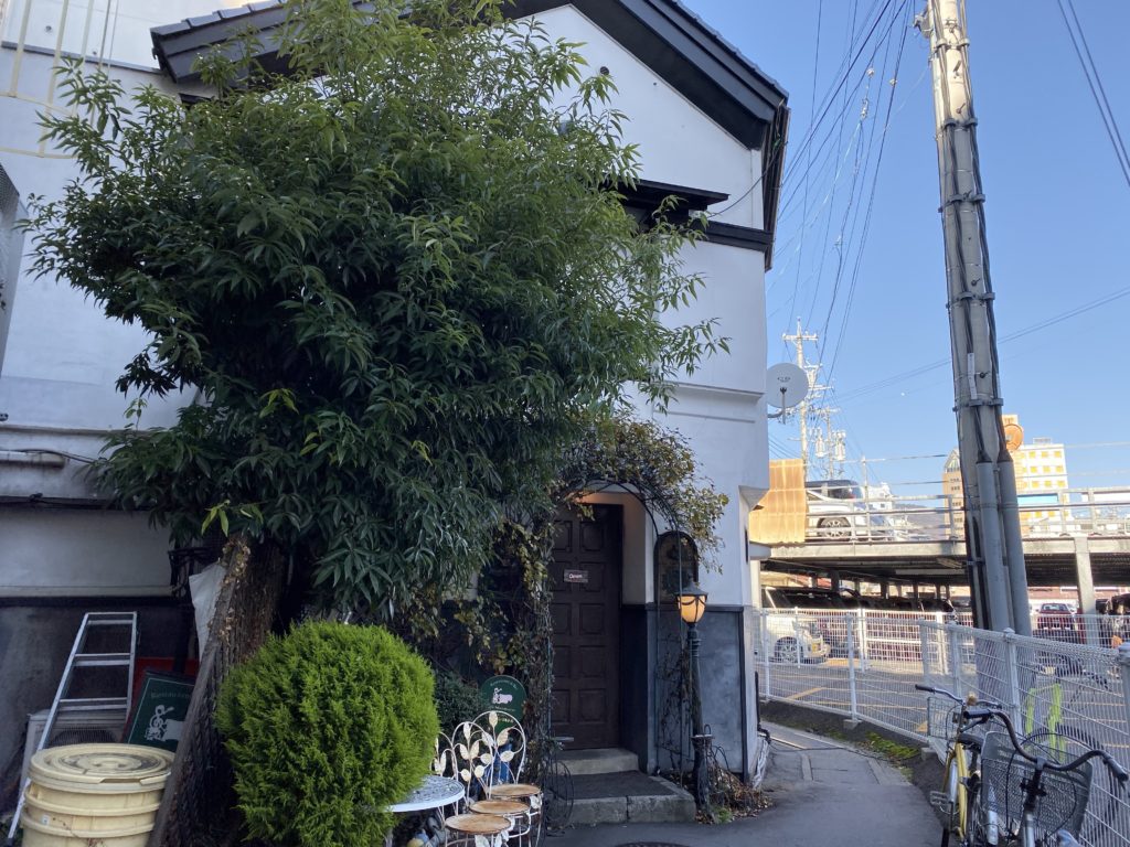 【長野駅から徒歩５分】ナンカレーといえば老舗「カフェ・モンマルトル」！暗がりにネオン揺らめく別世界な二階席でランチしました♪