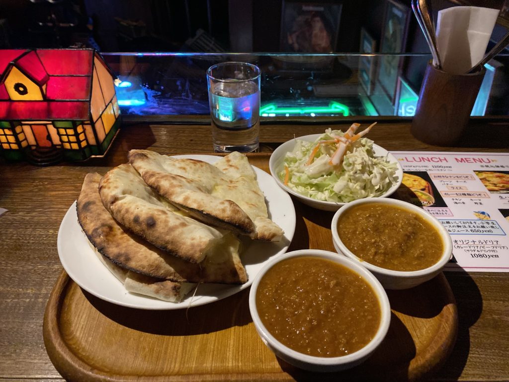 【長野駅から徒歩５分】ナンカレーといえば老舗「カフェ・モンマルトル」！暗がりにネオン揺らめく別世界な二階席でランチしました♪